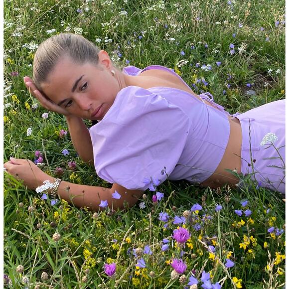 Djerf Avenue – Purple Open Back Cropped Cotton Candy Top - Picture 4 of 12